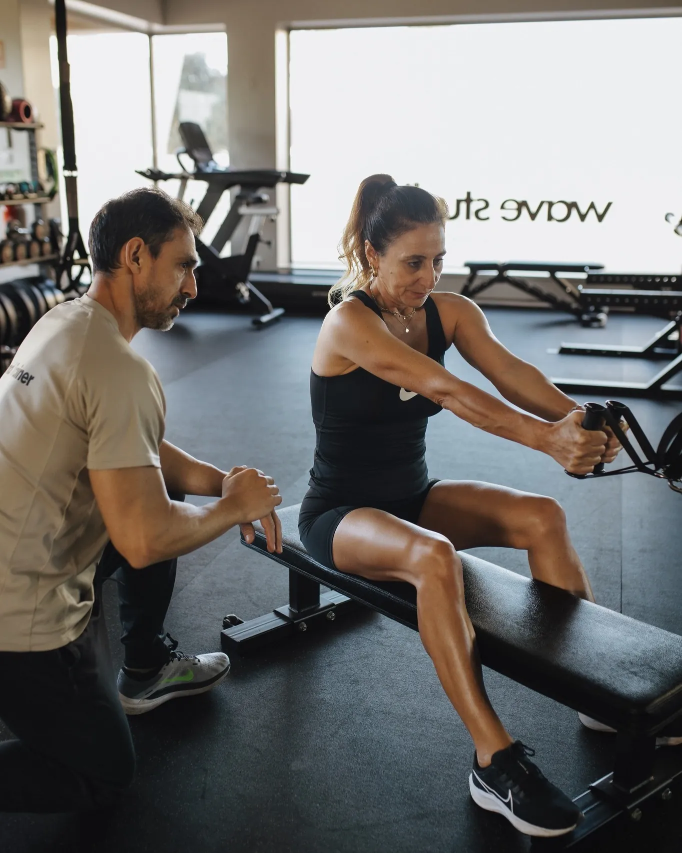 Personal trainer em sessão individual com cliente no Wave Studio